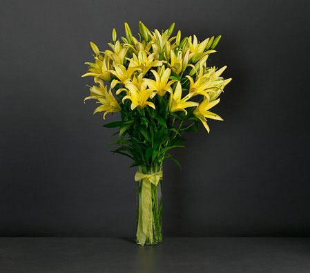 Asiatic Lilium<br>Yellow<br><span>Free Vase</span>