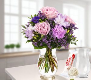 Happiness Bouquet with vase & Ferrero Raffaello