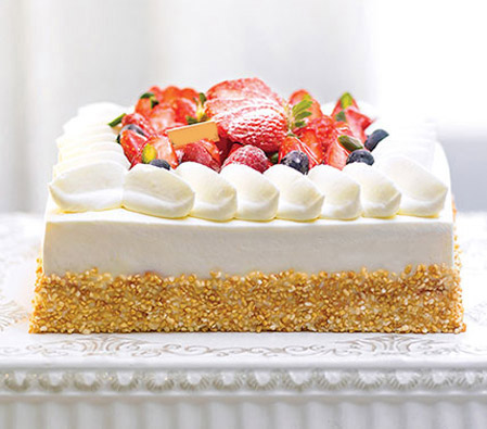 Creamy Strawberry Cake - 17.6oz/500g