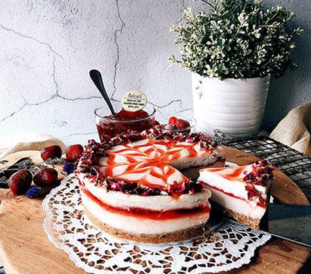 Round Strawberry Cheesecake - - 35oz/1kg