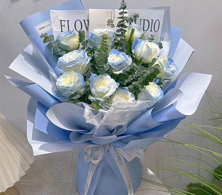 12 Blue Painted Roses Bouquet
