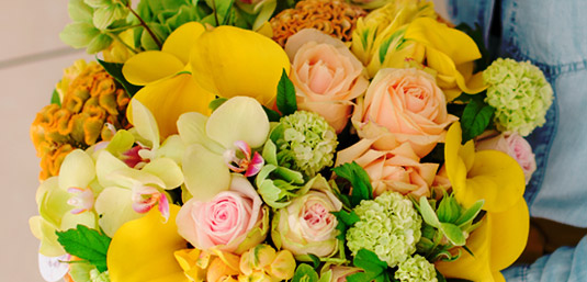 Send Handcrafted flowers and gifts in Oman